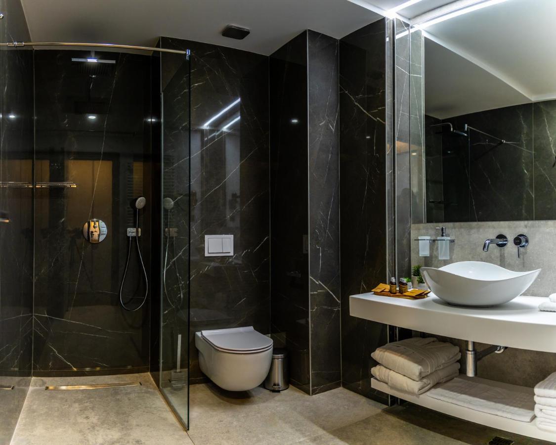 Hotel Nova Luxury Targoviste Bagian luar foto