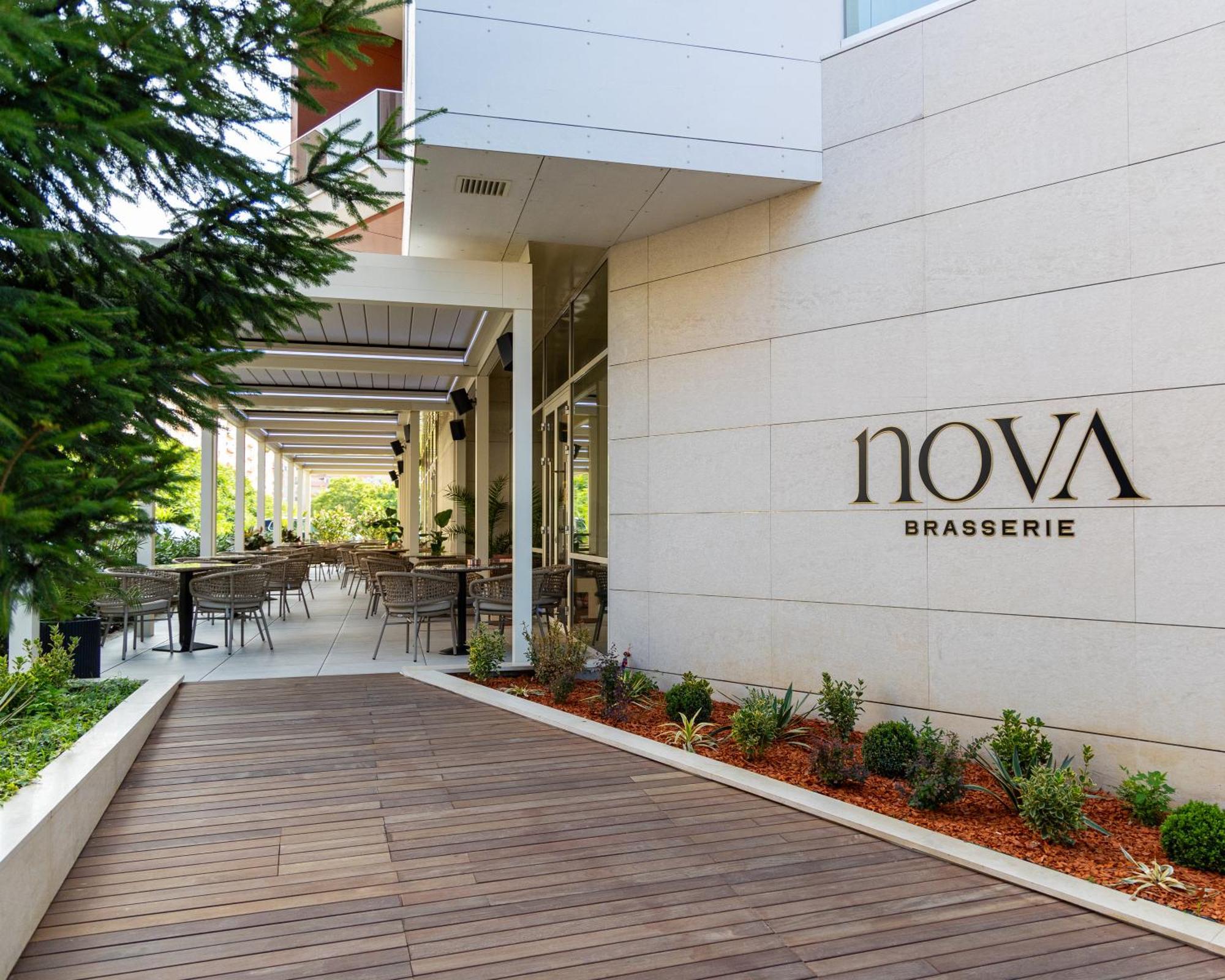 Hotel Nova Luxury Targoviste Bagian luar foto